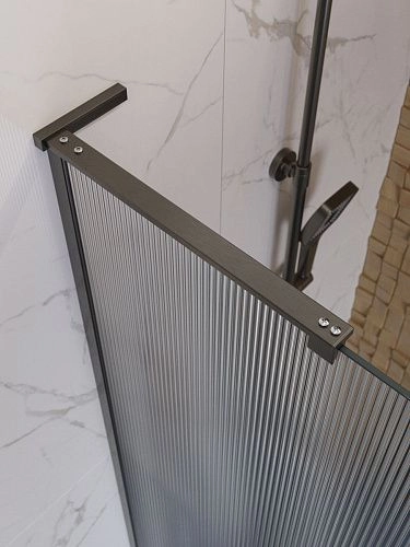 Душевая перегородка BelBagno UNO-L-1-TB-100-FL-GM 100 см, профиль оружейная сталь, стекло рифленая Душевая перегородка BelBagno UNO-L-1-TB-100-FL-GM 100 см, профиль оружейная сталь, стекло рифленая