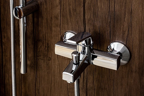 Смеситель для ванны OneLife P02-100cr Смеситель для ванны OneLife P02-100cr