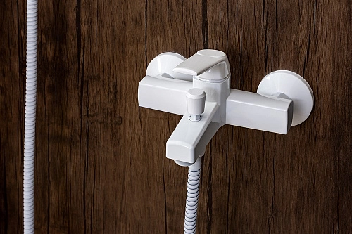 Смеситель для ванны OneLife P02-300w белый Смеситель для ванны OneLife P02-300w белый