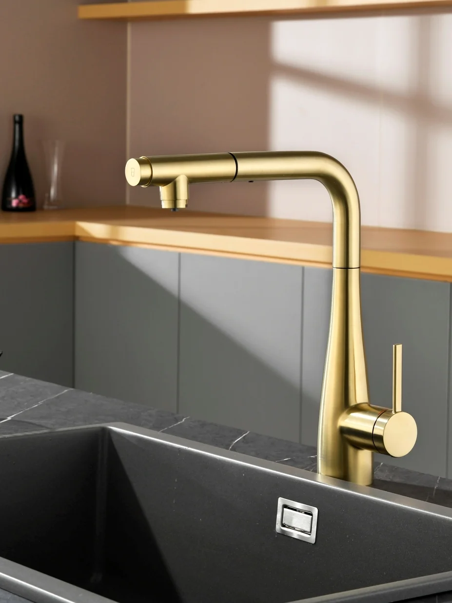 Смеситель для кухни AQUAme Cucina AQM9902BG с выдвижным изливом, золото шлифованное Смеситель для кухни AQUAme Cucina AQM9902BG с выдвижным изливом, золото шлифованное