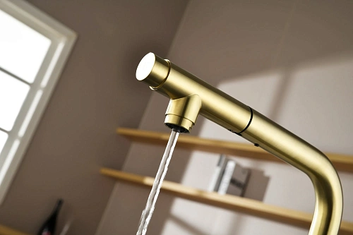 Смеситель для кухни AQUAme Cucina AQM9902BG с выдвижным изливом, золото шлифованное Смеситель для кухни AQUAme Cucina AQM9902BG с выдвижным изливом, золото шлифованное