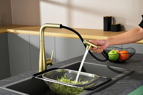 Смеситель для кухни AQUAme Cucina AQM9902BG с выдвижным изливом, золото шлифованное Смеситель для кухни AQUAme Cucina AQM9902BG с выдвижным изливом, золото шлифованное