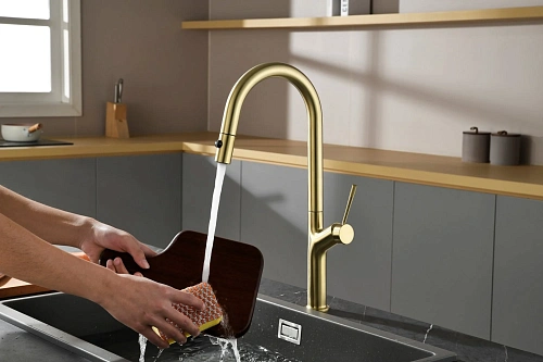 Смеситель для кухни AQUAme Cucina AQM9905BG с выдвижным изливом, с подключением к фильтру с питьевой водой, золото шлифованное Смеситель для кухни AQUAme Cucina AQM9905BG с выдвижным изливом, с подключением к фильтру с питьевой водой, золото шлифованное