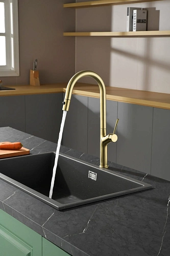 Смеситель для кухни AQUAme Cucina AQM9905BG с выдвижным изливом, с подключением к фильтру с питьевой водой, золото шлифованное Смеситель для кухни AQUAme Cucina AQM9905BG с выдвижным изливом, с подключением к фильтру с питьевой водой, золото шлифованное