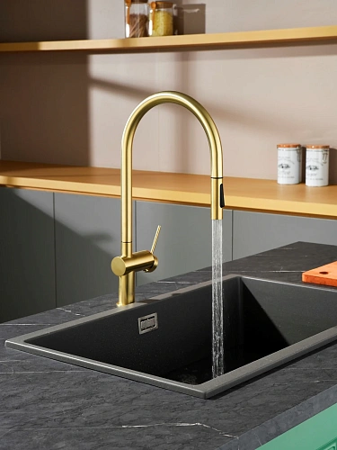 Смеситель для кухни AQUAme Cucina AQM9901BG с выдвижным изливом, золото шлифованное Смеситель для кухни AQUAme Cucina AQM9901BG с выдвижным изливом, золото шлифованное
