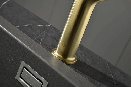 Смеситель для кухни AQUAme Cucina AQM9905BG с выдвижным изливом, с подключением к фильтру с питьевой водой, золото шлифованное Смеситель для кухни AQUAme Cucina AQM9905BG с выдвижным изливом, с подключением к фильтру с питьевой водой, золото шлифованное