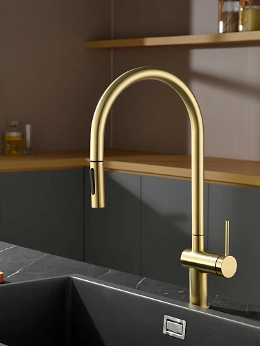 Смеситель для кухни AQUAme Cucina AQM9901BG с выдвижным изливом, золото шлифованное Смеситель для кухни AQUAme Cucina AQM9901BG с выдвижным изливом, золото шлифованное