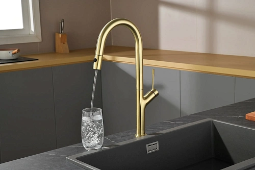 Смеситель для кухни AQUAme Cucina AQM9905BG с выдвижным изливом, с подключением к фильтру с питьевой водой, золото шлифованное Смеситель для кухни AQUAme Cucina AQM9905BG с выдвижным изливом, с подключением к фильтру с питьевой водой, золото шлифованное