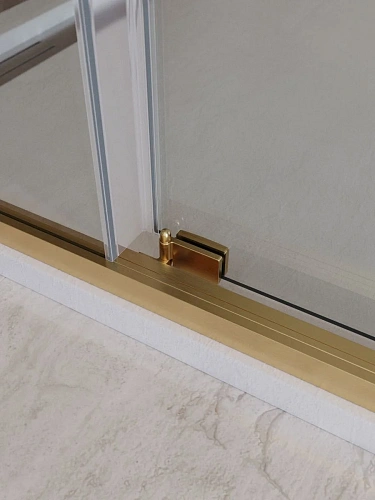 Душевая дверь CEZARES LUX-B-FS-11-120-C-BORO 120 см, профиль брашированное золото, стекло прозрачное Душевая дверь CEZARES LUX-B-FS-11-120-C-BORO 120 см, профиль брашированное золото, стекло прозрачное