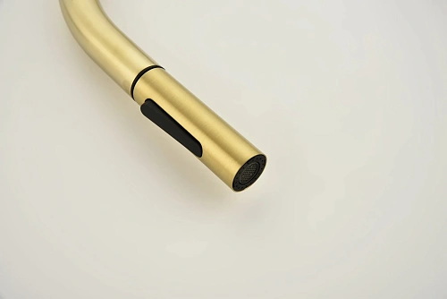 Смеситель для кухни AQUAme Cucina AQM9901BG с выдвижным изливом, золото шлифованное Смеситель для кухни AQUAme Cucina AQM9901BG с выдвижным изливом, золото шлифованное