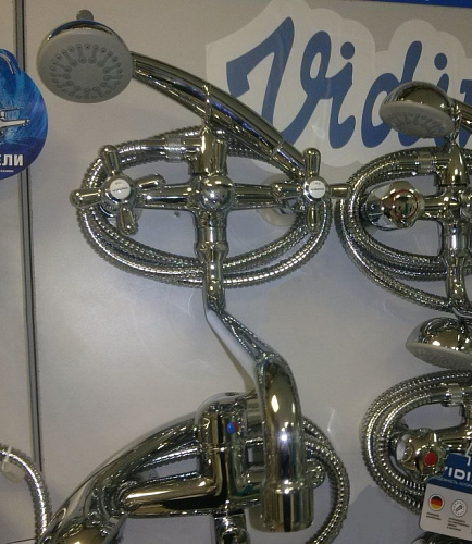 Смеситель для ванны Vidima Retro BA129AA с душевым гарнитуром, поворотный излив, хром Смеситель для ванны Vidima Retro BA129AA с душевым гарнитуром, поворотный излив, хром