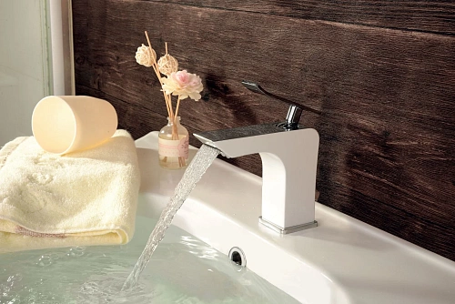 Смеситель для раковины Lemark Contest LM5806CW , хром/белый Смеситель для раковины Lemark Contest LM5806CW , хром/белый