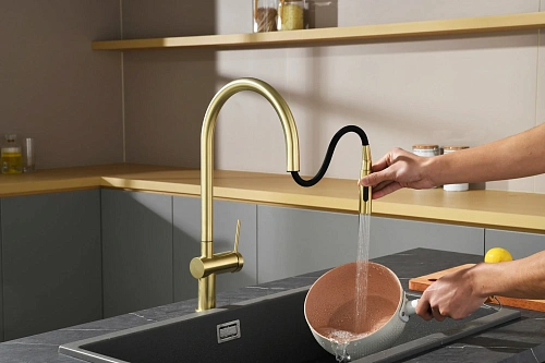 Смеситель для кухни AQUAme Cucina AQM9901BG с выдвижным изливом, золото шлифованное Смеситель для кухни AQUAme Cucina AQM9901BG с выдвижным изливом, золото шлифованное