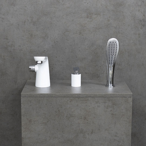 Смеситель на борт ванны Lemark Melange LM4947CW, хром/белый Смеситель на борт ванны Lemark Melange LM4947CW, хром/белый