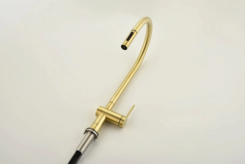 Смеситель для кухни AQUAme Cucina AQM9901BG с выдвижным изливом, золото шлифованное Смеситель для кухни AQUAme Cucina AQM9901BG с выдвижным изливом, золото шлифованное