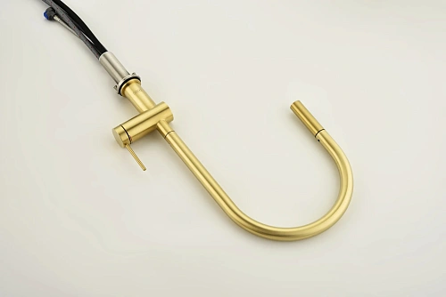 Смеситель для кухни AQUAme Cucina AQM9901BG с выдвижным изливом, золото шлифованное Смеситель для кухни AQUAme Cucina AQM9901BG с выдвижным изливом, золото шлифованное