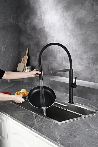 Смеситель для кухни AQUAme Cucina AQM9904MB с гибким изливом, черный матовый Смеситель для кухни AQUAme Cucina AQM9904MB с гибким изливом, черный матовый
