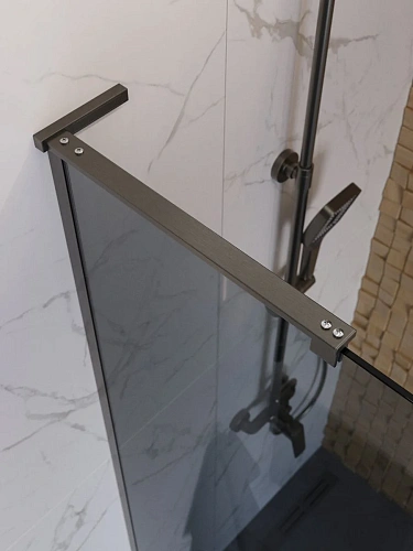 Душевая перегородка BelBagno UNO-L-1-TB-90-GR-GM 90 см, профиль оружейная сталь, стекло тонированное графит Душевая перегородка BelBagno UNO-L-1-TB-90-GR-GM 90 см, профиль оружейная сталь, стекло тонированное графит