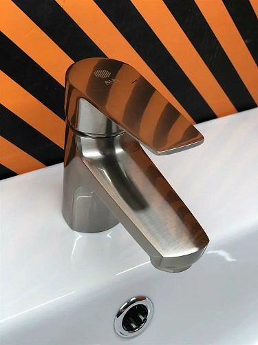 Смеситель для раковины Orange Loop M26-021ni никель Смеситель для раковины Orange Loop M26-021ni никель