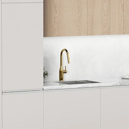 Смеситель для кухни Sancos Grand SC4002BG с вытяжным изливом, брашированное золото Смеситель для кухни Sancos Grand SC4002BG с вытяжным изливом, брашированное золото