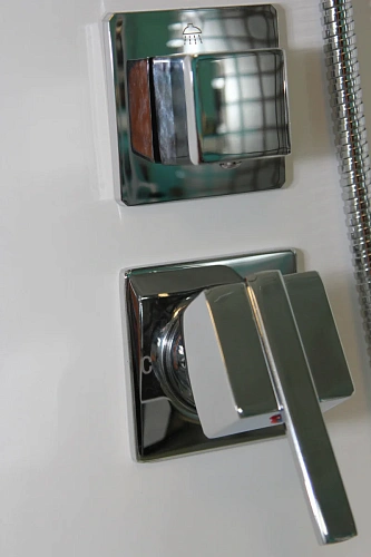 Душевая кабина Ceruttispa BELLA901T без крыши 90x90x215-225 профиль хром, стекло прозрачное Душевая кабина Ceruttispa BELLA901T без крыши 90x90x215-225 профиль хром, стекло прозрачное