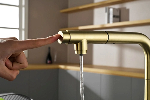 Смеситель для кухни AQUAme Cucina AQM9902BG с выдвижным изливом, золото шлифованное Смеситель для кухни AQUAme Cucina AQM9902BG с выдвижным изливом, золото шлифованное