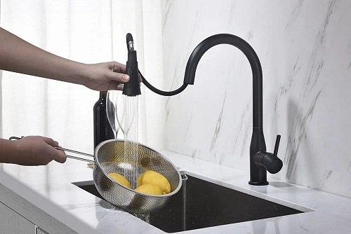 Смеситель для кухни Timo Saona 2336/03FL с выдвижной лейкой черный Смеситель для кухни Timo Saona 2336/03FL с выдвижной лейкой черный