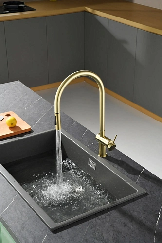 Смеситель для кухни AQUAme Cucina AQM9901BG с выдвижным изливом, золото шлифованное Смеситель для кухни AQUAme Cucina AQM9901BG с выдвижным изливом, золото шлифованное