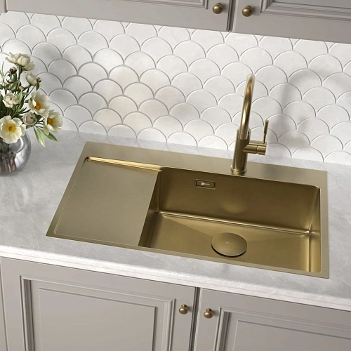 Кухонная мойка Lemark KEZADRA 780P из нержавеющей стали, с крылом (чаша справа), светлое золото 9938154 Кухонная мойка Lemark KEZADRA 780P из нержавеющей стали, с крылом (чаша справа), светлое золото 9938154