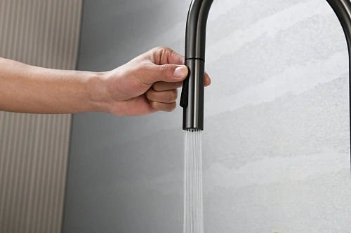 Смеситель для кухни AQUAme Cucina AQM9901GM с выдвижным изливом, металл Смеситель для кухни AQUAme Cucina AQM9901GM с выдвижным изливом, металл