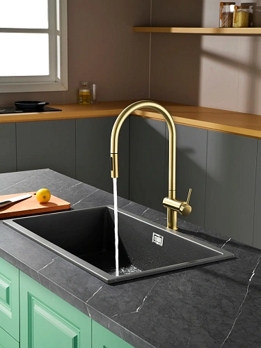 Смеситель для кухни AQUAme Cucina AQM9901BG с выдвижным изливом, золото шлифованное Смеситель для кухни AQUAme Cucina AQM9901BG с выдвижным изливом, золото шлифованное