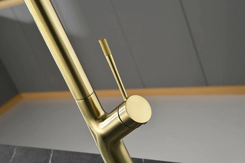 Смеситель для кухни AQUAme Cucina AQM9905BG с выдвижным изливом, с подключением к фильтру с питьевой водой, золото шлифованное Смеситель для кухни AQUAme Cucina AQM9905BG с выдвижным изливом, с подключением к фильтру с питьевой водой, золото шлифованное