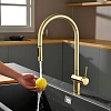 Смеситель для кухни AQUAme Cucina AQM9901BG с выдвижным изливом, золото шлифованное Смеситель для кухни AQUAme Cucina AQM9901BG с выдвижным изливом, золото шлифованное