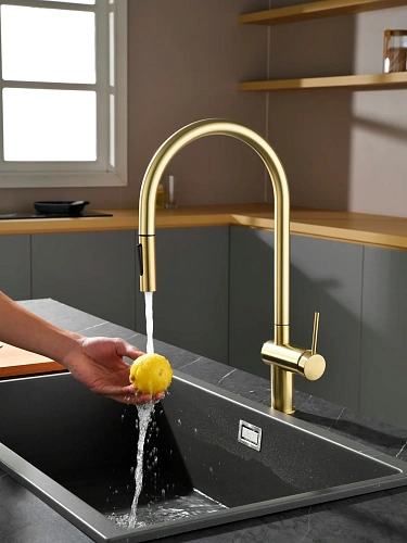 Смеситель для кухни AQUAme Cucina AQM9901BG с выдвижным изливом, золото шлифованное Смеситель для кухни AQUAme Cucina AQM9901BG с выдвижным изливом, золото шлифованное