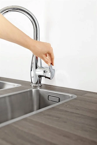 Смеситель для кухни GROHE Parkfield с выдвижным изливом/лейкой, хром (30215001) Смеситель для кухни GROHE Parkfield с выдвижным изливом/лейкой, хром (30215001)