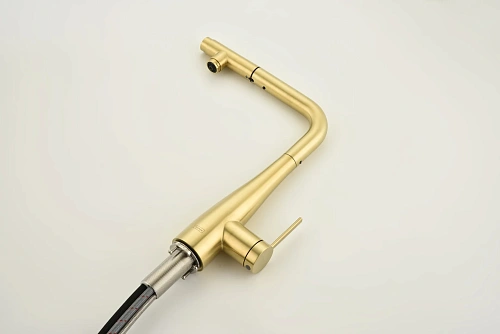 Смеситель для кухни AQUAme Cucina AQM9902BG с выдвижным изливом, золото шлифованное Смеситель для кухни AQUAme Cucina AQM9902BG с выдвижным изливом, золото шлифованное