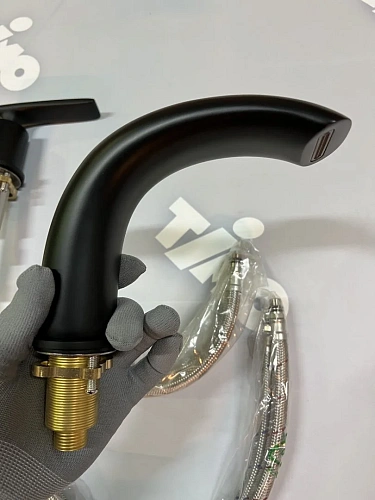 Смеситель на борт ванны Timo Helmi 4020/03Y черный Смеситель на борт ванны Timo Helmi 4020/03Y черный