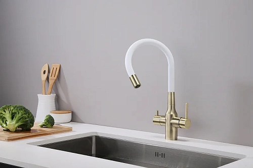 Смеситель для кухни Paulmark Salix бронза белый шланг Sa213419-BRw Смеситель для кухни Paulmark Salix бронза белый шланг Sa213419-BRw