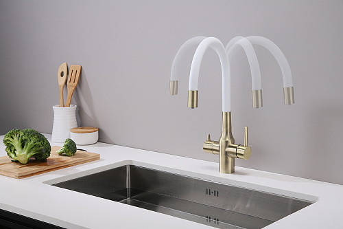 Смеситель для кухни Paulmark Salix бронза белый шланг Sa213419-BRw Смеситель для кухни Paulmark Salix бронза белый шланг Sa213419-BRw