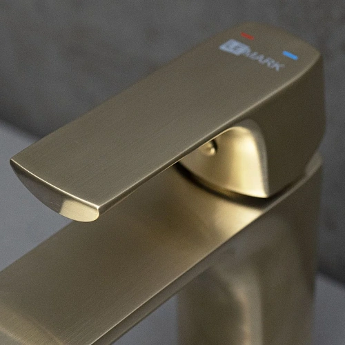Смеситель для раковины Lemark Ursus LM7206BG монолитный, брашированное золото Смеситель для раковины Lemark Ursus LM7206BG монолитный, брашированное золото