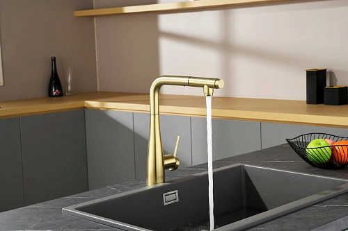 Смеситель для кухни AQUAme Cucina AQM9902BG с выдвижным изливом, золото шлифованное Смеситель для кухни AQUAme Cucina AQM9902BG с выдвижным изливом, золото шлифованное