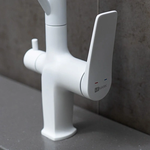 Смеситель для кухни Lemark Bronx LM3761MW с подключением к фильтру, белый/матовый Смеситель для кухни Lemark Bronx LM3761MW с подключением к фильтру, белый/матовый