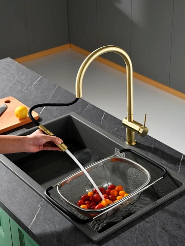 Смеситель для кухни AQUAme Cucina AQM9901BG с выдвижным изливом, золото шлифованное Смеситель для кухни AQUAme Cucina AQM9901BG с выдвижным изливом, золото шлифованное