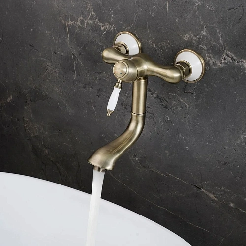 Смеситель для кухни Lemark Villa LM4811B, бронза Смеситель для кухни Lemark Villa LM4811B, бронза