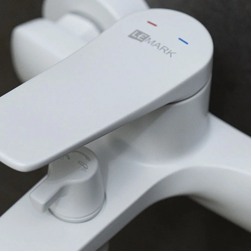 Смеситель для ванны Lemark Bronx LM3714MW с монолитным изливом, белый/матовый Смеситель для ванны Lemark Bronx LM3714MW с монолитным изливом, белый/матовый