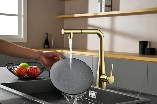 Смеситель для кухни AQUAme Cucina AQM9902BG с выдвижным изливом, золото шлифованное Смеситель для кухни AQUAme Cucina AQM9902BG с выдвижным изливом, золото шлифованное