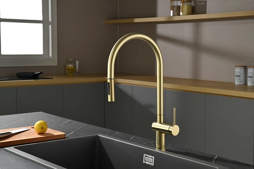 Смеситель для кухни AQUAme Cucina AQM9901BG с выдвижным изливом, золото шлифованное Смеситель для кухни AQUAme Cucina AQM9901BG с выдвижным изливом, золото шлифованное