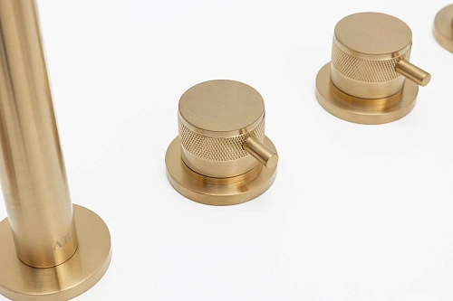 Смеситель на борт ванны Allen Brau Priority 5.31007-GB (с внутренней частью) золото браш Смеситель на борт ванны Allen Brau Priority 5.31007-GB (с внутренней частью) золото браш