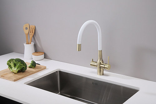 Смеситель для кухни Paulmark Salix бронза белый шланг Sa213419-BRw Смеситель для кухни Paulmark Salix бронза белый шланг Sa213419-BRw