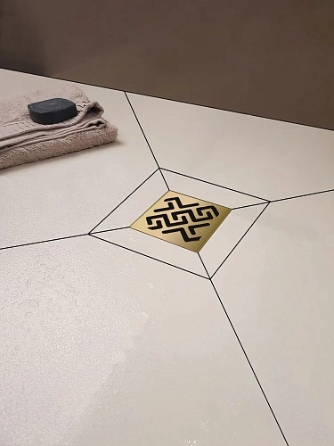 Душевой трап BERGES PLATZ Antik 100х100, золото глянец, S-сифон D50/105 H50 вертикальный 092060 Душевой трап BERGES PLATZ Antik 100х100, золото глянец, S-сифон D50/105 H50 вертикальный 092060